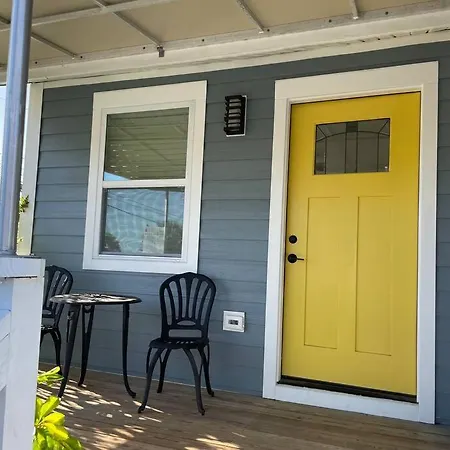 Updated,Spacious, Maritime 3Br Downtown Cottage